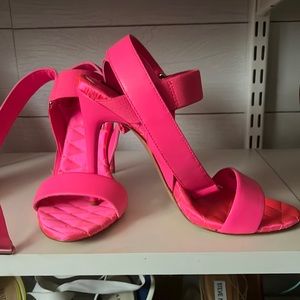 Alice and Olivia quilted neon pink strappy shoes 38